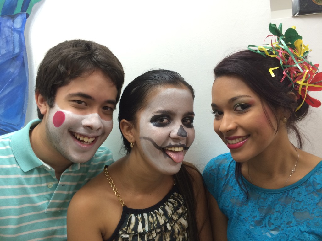 Encuentra en nuestra redes sociales el tutorial de Maquillaje autentico del Garabato. 