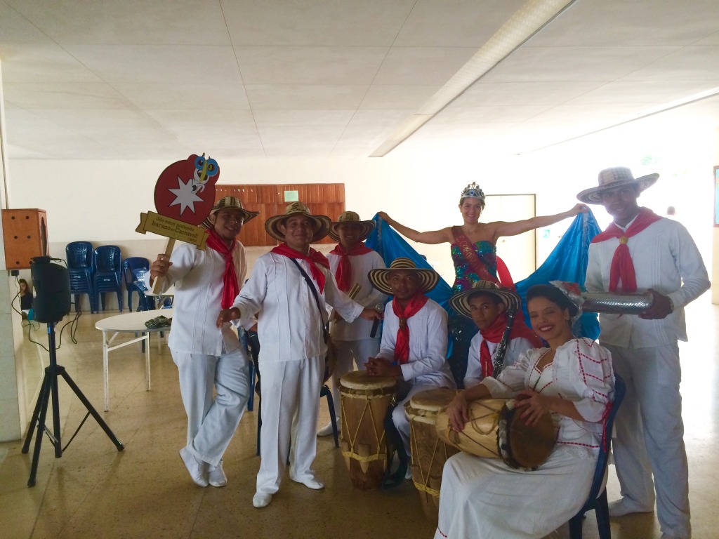 Ciudadanos practican cultura ciudadana con la Familia Rueda de Ciudadano de Honor. 